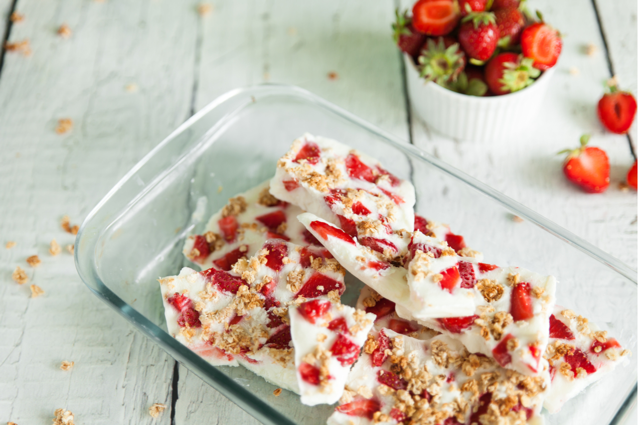 A Healthy Greek Frozen Yogurt Bark Recipe with Berries